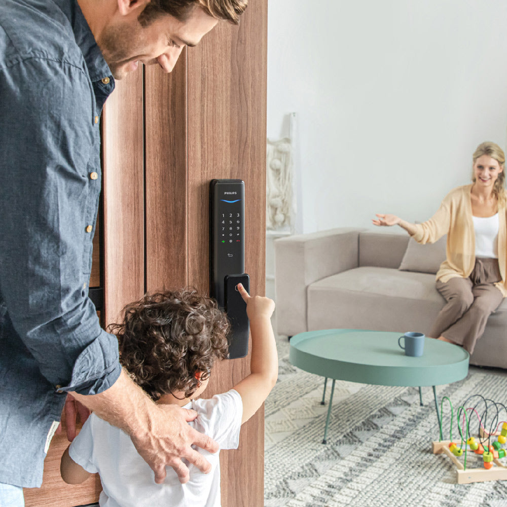 飛利浦 Alpha 推拉式電子鎖安裝示意圖，家庭展示實際門鎖使用情境